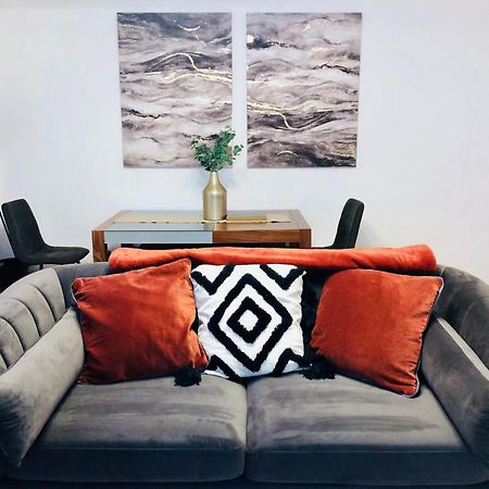 Superbly Located 2 Bedroom Luxury Apartment Bath Bagian luar foto